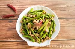 The method of stir frying long beans with minced meat