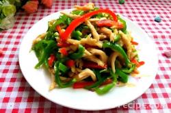 The method of stir frying chicken shreds with double peppers
