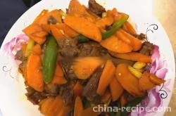 The method of stir frying beef with carrots