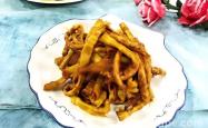 The method of braising wild bamboo shoots in oil