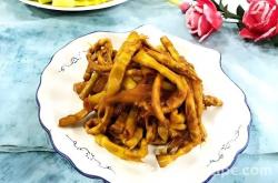 The method of braising wild bamboo shoots in oil