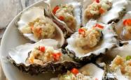 The method of steaming oysters with garlic paste
