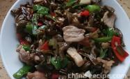 The method of stir frying meat with tofu beans in a jar