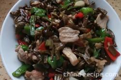 The method of stir frying meat with tofu beans in a jar