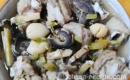 The method of steaming pork ribs with sea cucumber