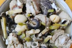The method of steaming pork ribs with sea cucumber
