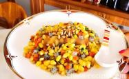The method of stir frying pine nuts with corn