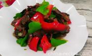 The recipe for stir frying duck maw with double peppers