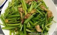 The method of stir frying meat with celery at home