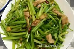 The method of stir frying meat with celery at home