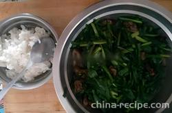 The method of stir frying dried oysters with chives