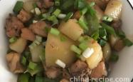 The method of stir frying chicken legs with potatoes