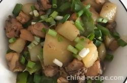 The method of stir frying chicken legs with potatoes
