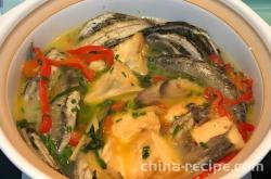 The method of stewing tofu with loach
