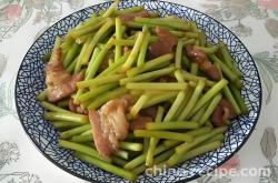 The method of stir frying garlic sprouts with pork bones and bones