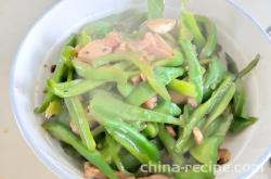 The recipe for stir frying meat with home cooked chili peppers