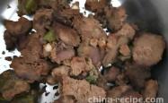 The method of stir frying chicken liver with chili pepper