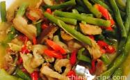 The recipe for stewed pork with green beans