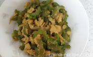 The method of stir frying bitter melon eggs