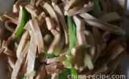 The method of stir frying dried tofu with green peppers