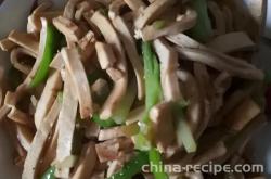 The method of stir frying dried tofu with green peppers
