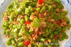 The method of cooking minced pork and diced tofu