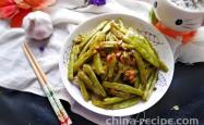 The method of stir frying green beans with garlic aroma