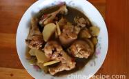 The recipe for burning potatoes with chicken legs