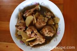 The recipe for burning potatoes with chicken legs