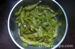 The method of stir frying soy sauce until bitter