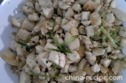 The method of stir frying tofu with shredded tofu