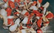The method of stir frying chicken gizzards with onions