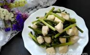 The method of stir frying diced chicken with garlic sprouts