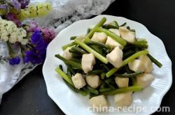 The method of stir frying diced chicken with garlic sprouts