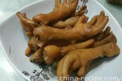 The method of making fragrant braised chicken feet