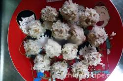 The method of wrapping glutinous rice balls in glutinous rice balls