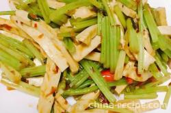 The method of stir frying celery with dried tofu