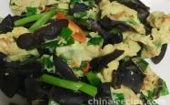 The recipe for stir frying eggs with black fungus and scallions