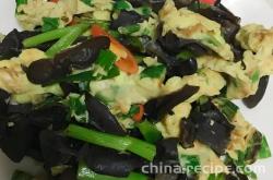 The recipe for stir frying eggs with black fungus and scallions