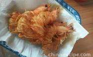 The method of wrapping golden silk around the waist of prawns