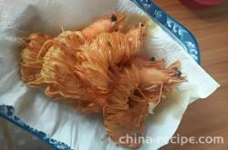 The method of wrapping golden silk around the waist of prawns