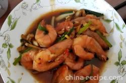 The method of braising shrimp with garlic oil