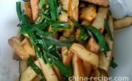 The method of stir frying dried tofu with chives and oil consumption