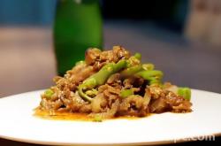 The method of stir frying lamb with pepper, onion and cumin