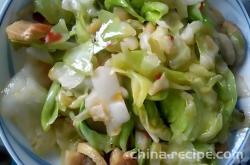 The method of stir frying cabbage with oil residue