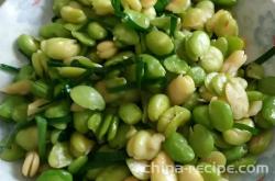 The method of stir frying chives with yellow fava beans
