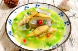 The method of stir frying razor clams with loofah