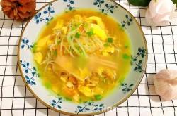 The method of stir frying eggs with bean sprouts