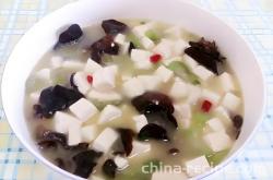 The recipe for making silk melon bean soup with black fungus