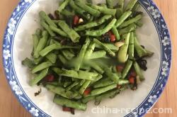The recipe for making spicy green beans with olives